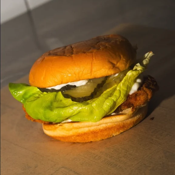 Chicken burger con pollo fritto, insalata, cetrioli e maionese