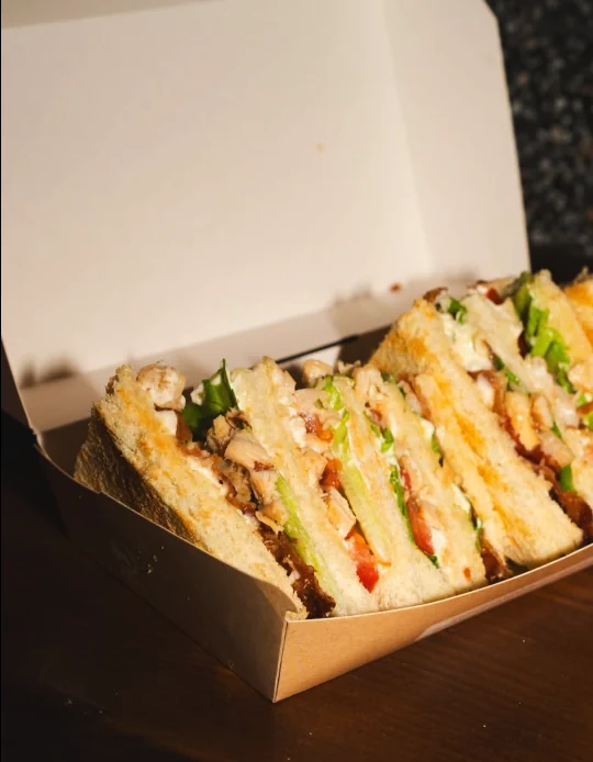 Club sandwich tagliato a triangoli nella scatola