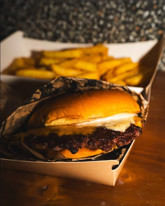 Smash burger nella scatola con patatine fritte